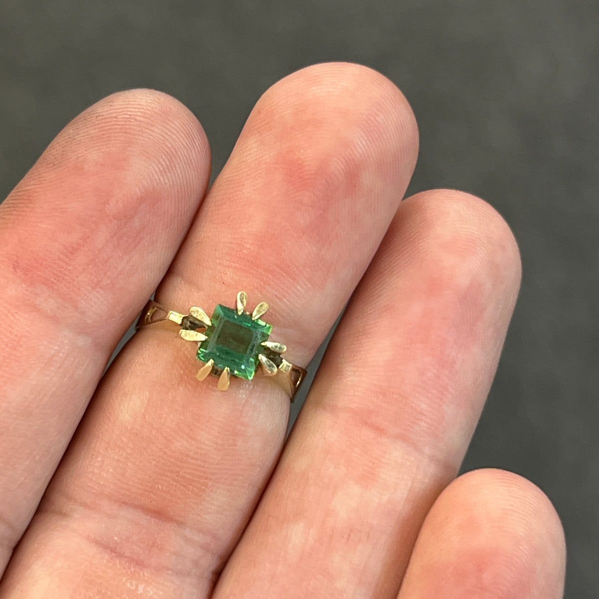 Vintage Retro Green Tourmaline + 14ct Yellow Gold Ring - Sz. 7