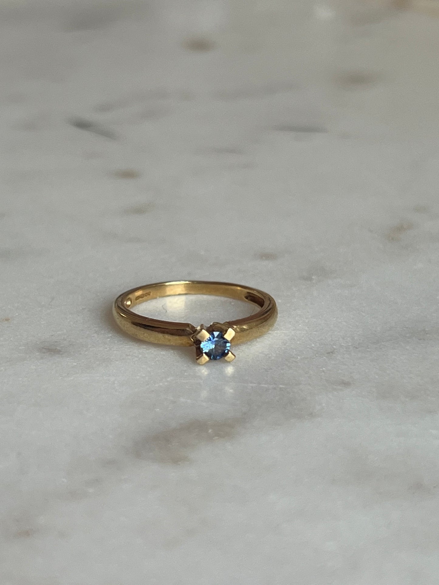 Estate Blue Sapphire + 18ct. Yellow Gold Solitaire Ring - Sz. 7