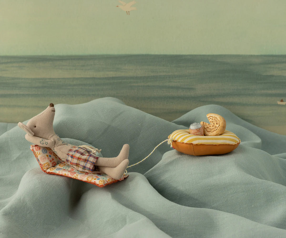 Dad Beach Mouse with Floral Air Mattress