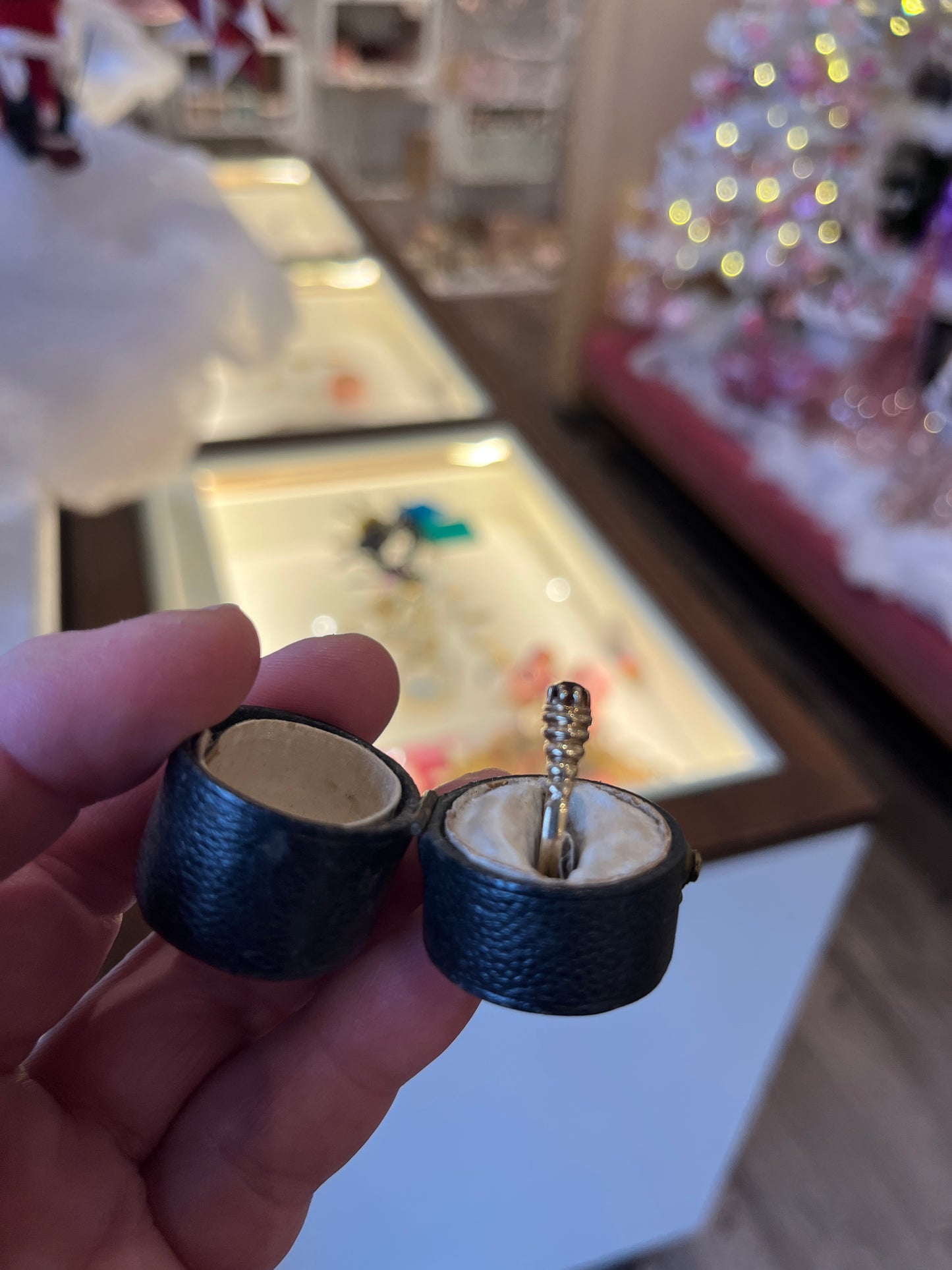 Vintage 9k Yellow Gold + Garnet Three Stone Tiered Ring - Size 6.75