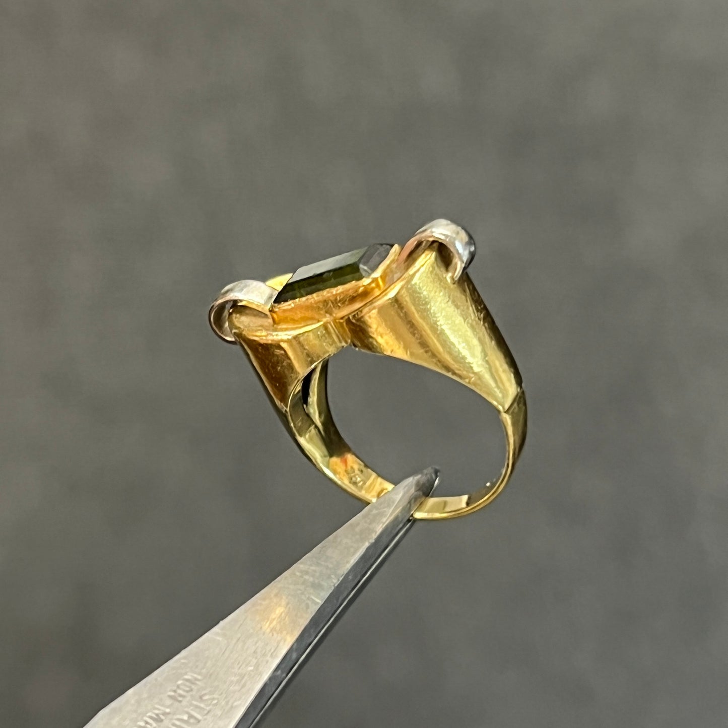 Vintage Art Deco Green Tourmaline + 18ct Yellow Gold Tank Ring - Sz. 6.25