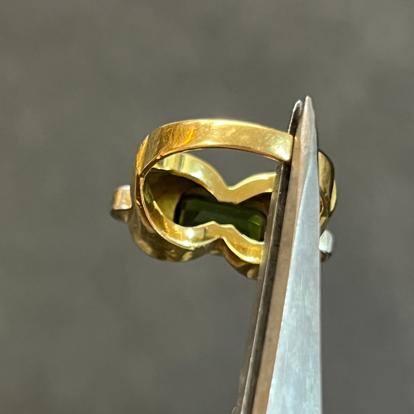 Vintage Art Deco Green Tourmaline + 18ct Yellow Gold Tank Ring - Sz. 6.25