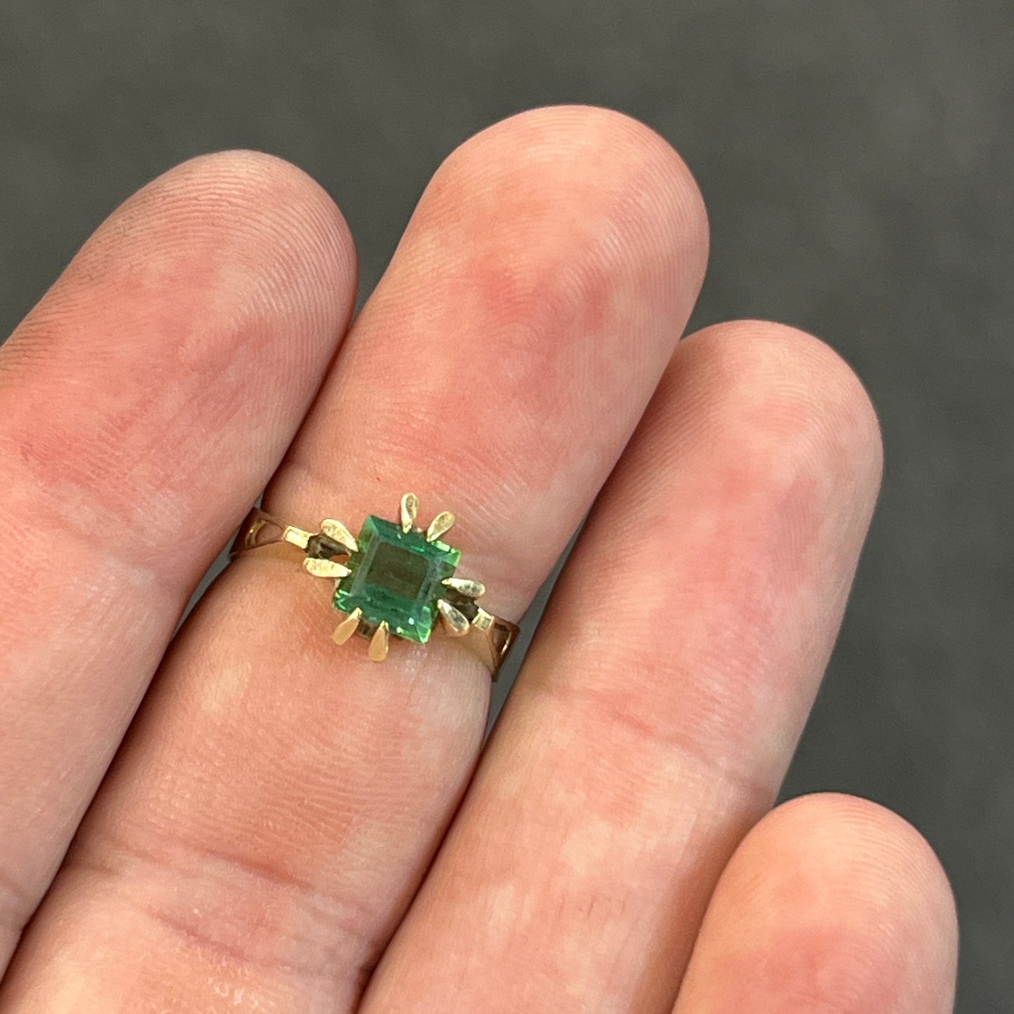 Vintage Retro Green Tourmaline + 14ct Yellow Gold Ring - Sz. 7