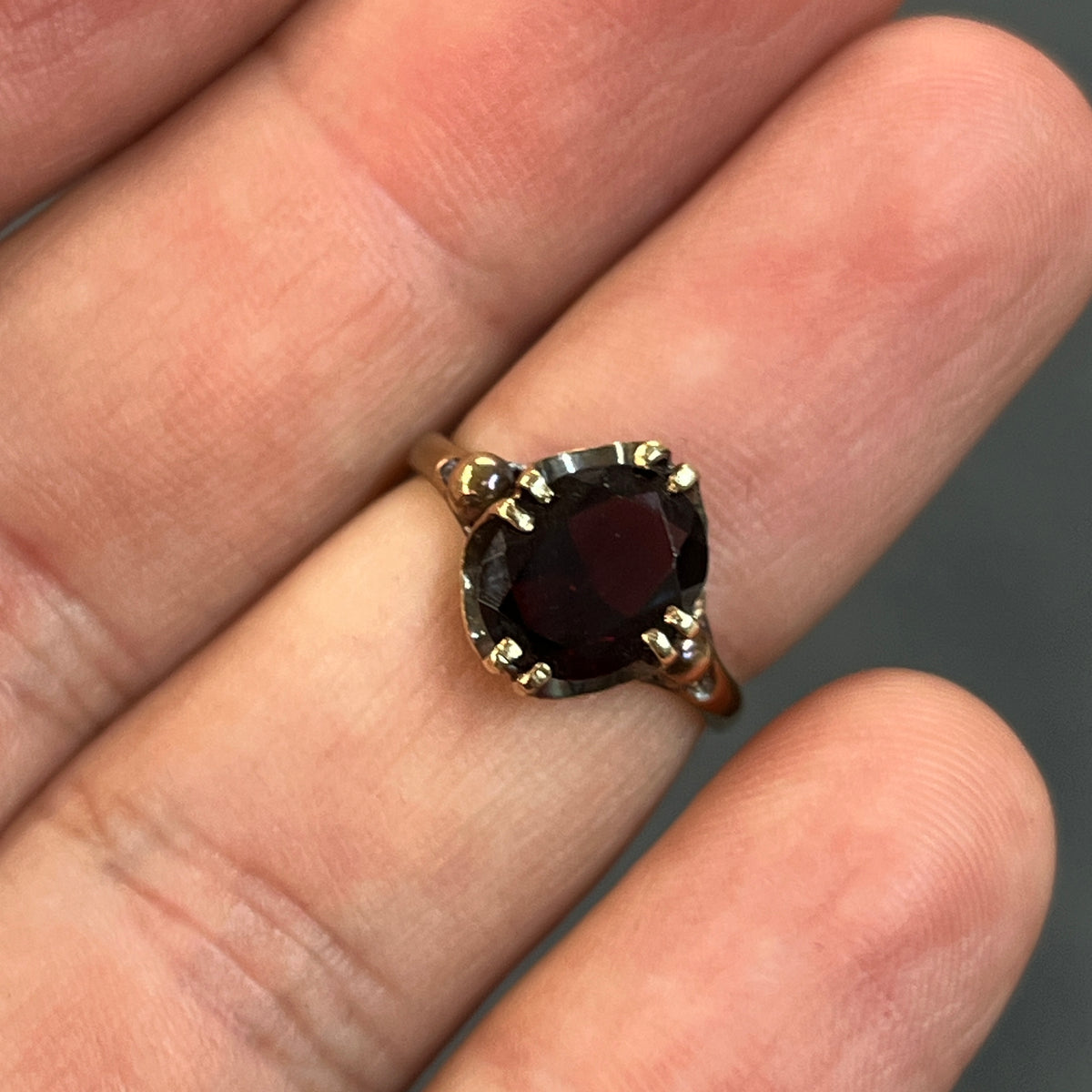 Vintage Garnet + 9k Yellow Gold Buttercup Ring - Sz 5.5
