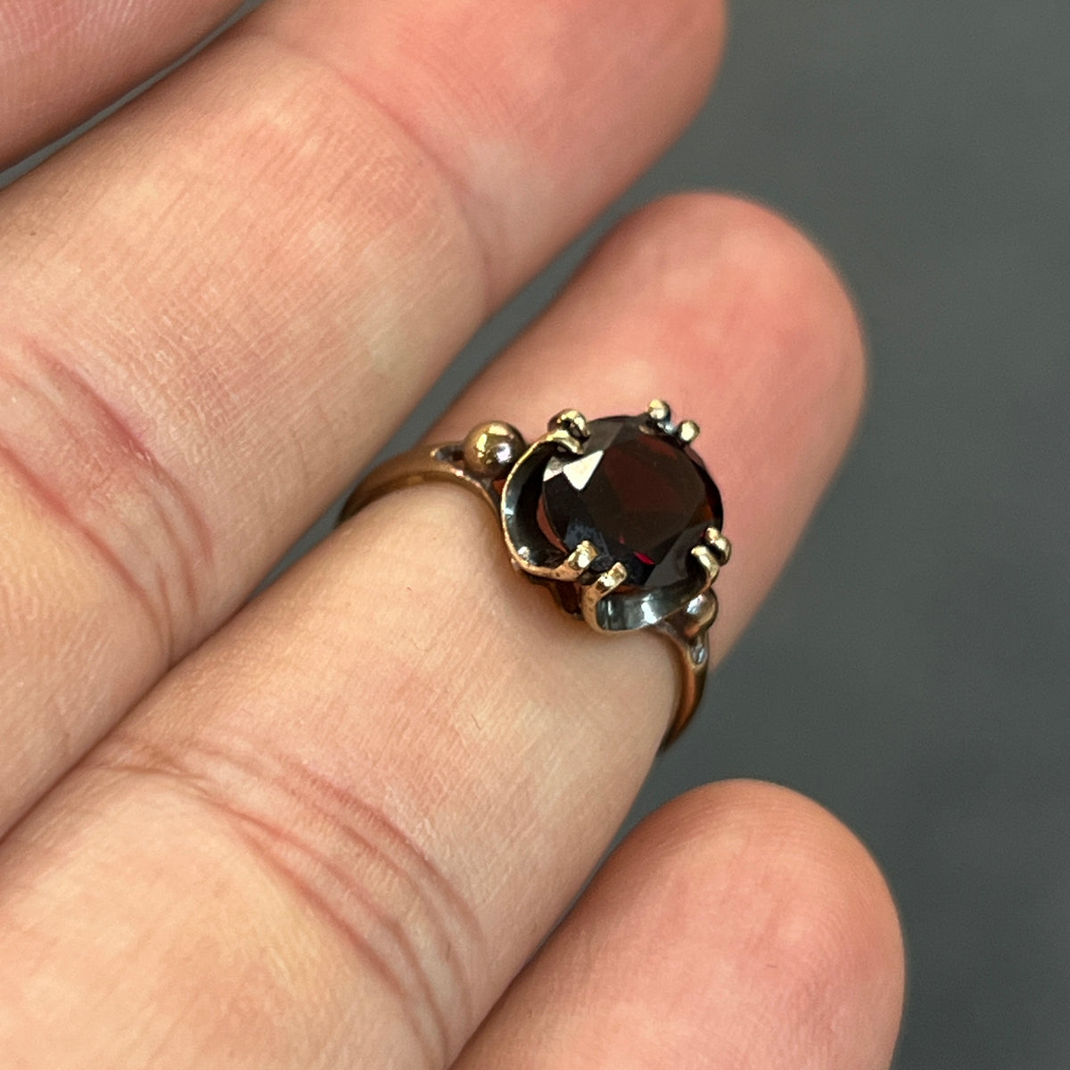 Vintage Garnet + 9k Yellow Gold Buttercup Ring - Sz 5.5