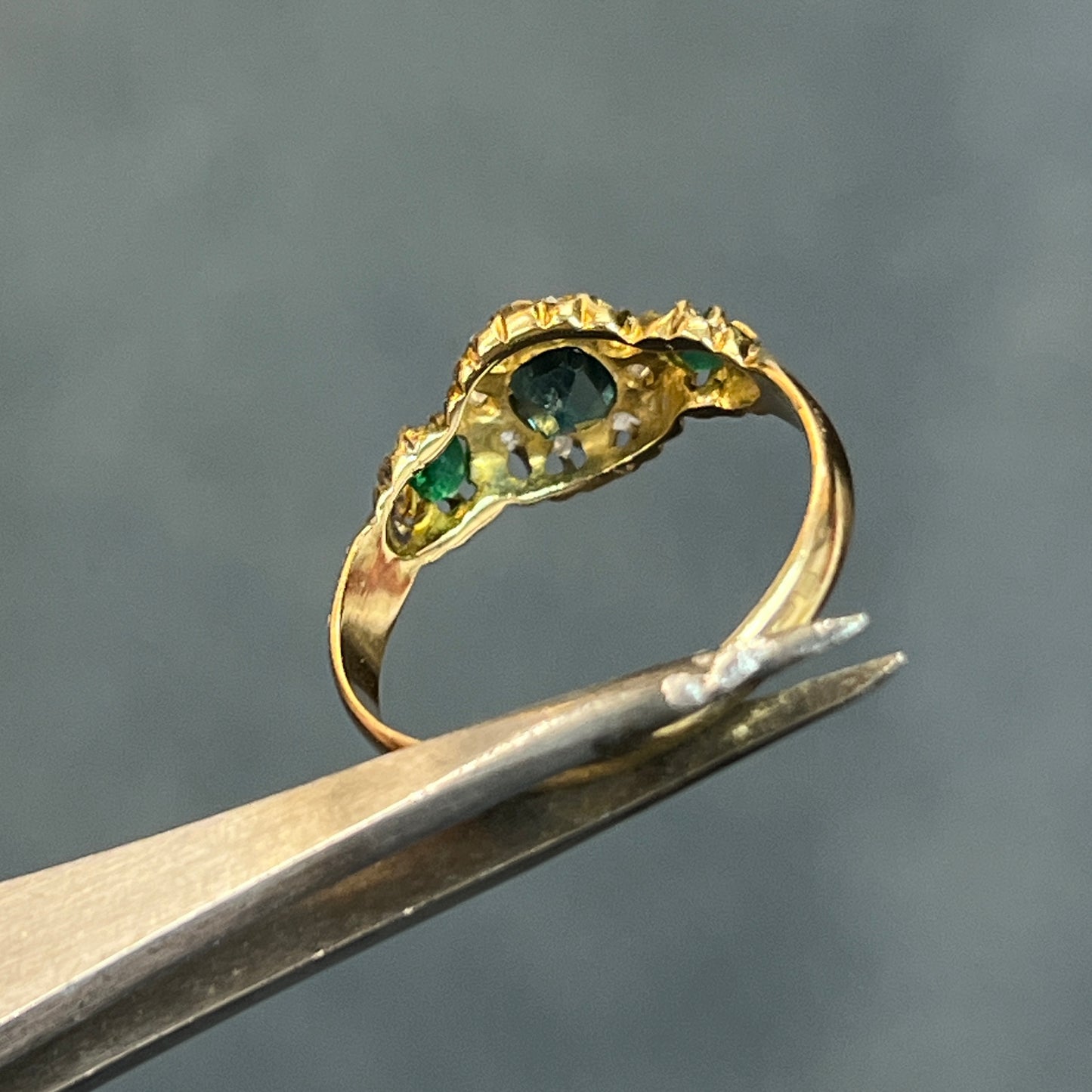 Antique Victorian Emerald + Diamond + 18k Yellow Gold Ring - Sz 7.25