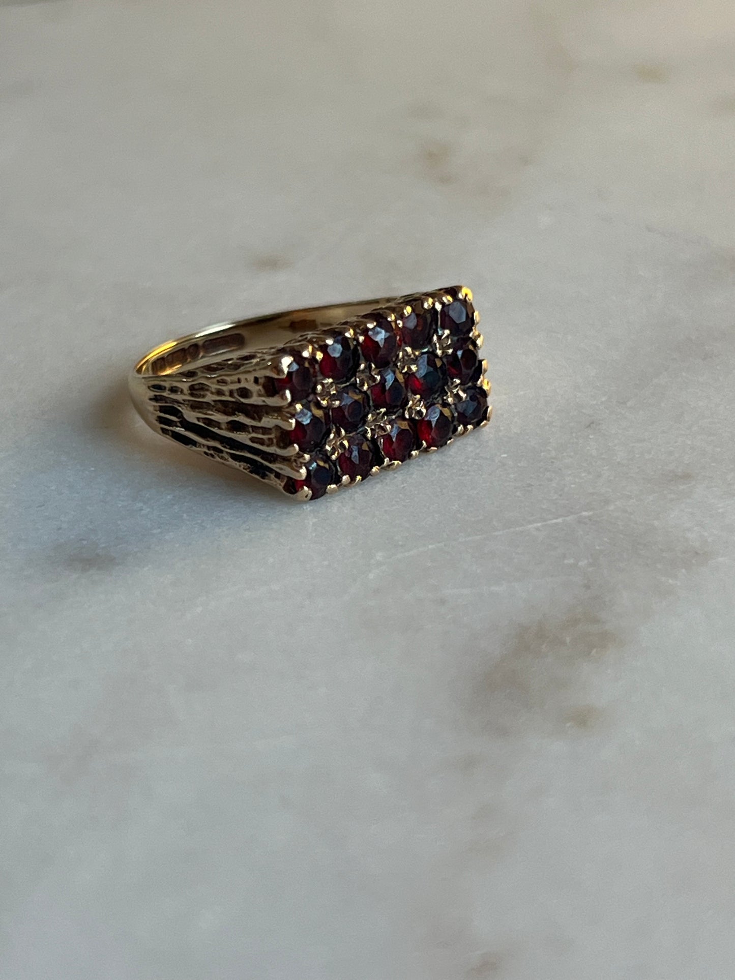 Vintage Brutalist 15 Garnet + 9ct. Yellow Gold Ring - Sz. 6.25