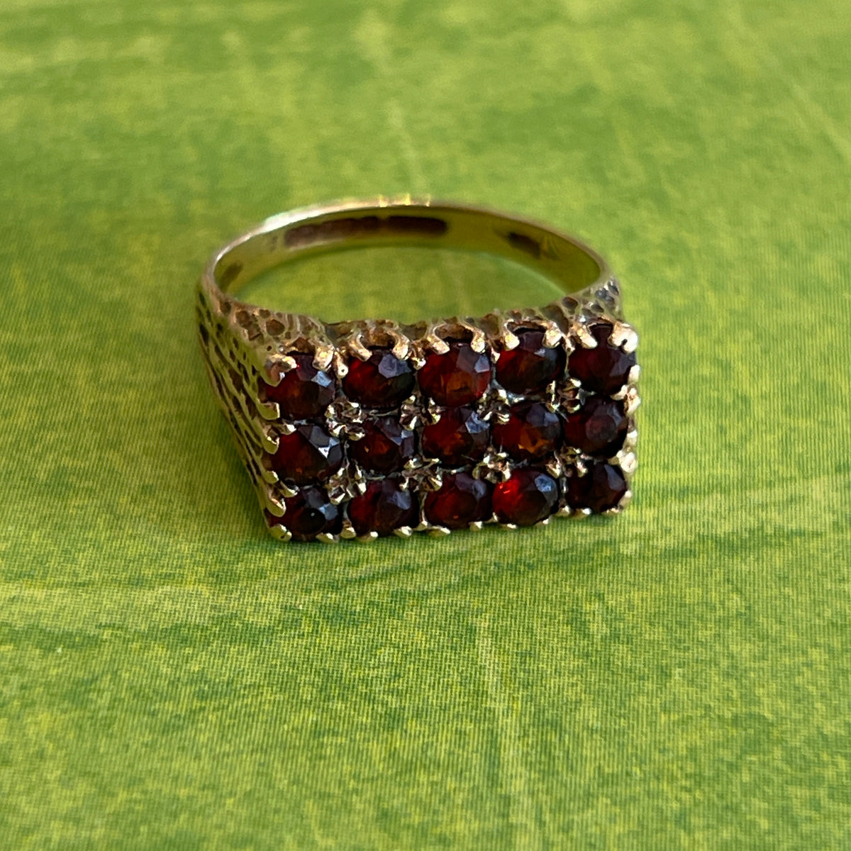 Vintage Brutalist 15 Garnet + 9ct. Yellow Gold Ring - Sz. 6.25