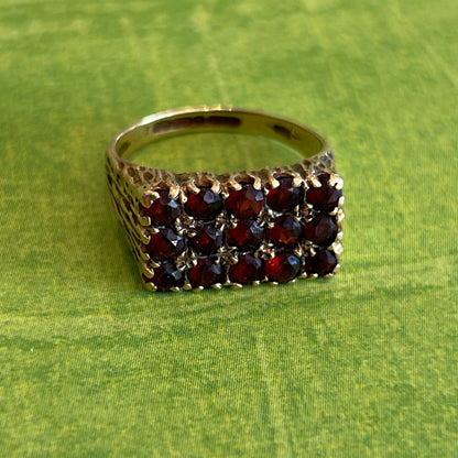 Vintage Brutalist 15 Garnet + 9ct. Yellow Gold Ring - Sz. 6.25