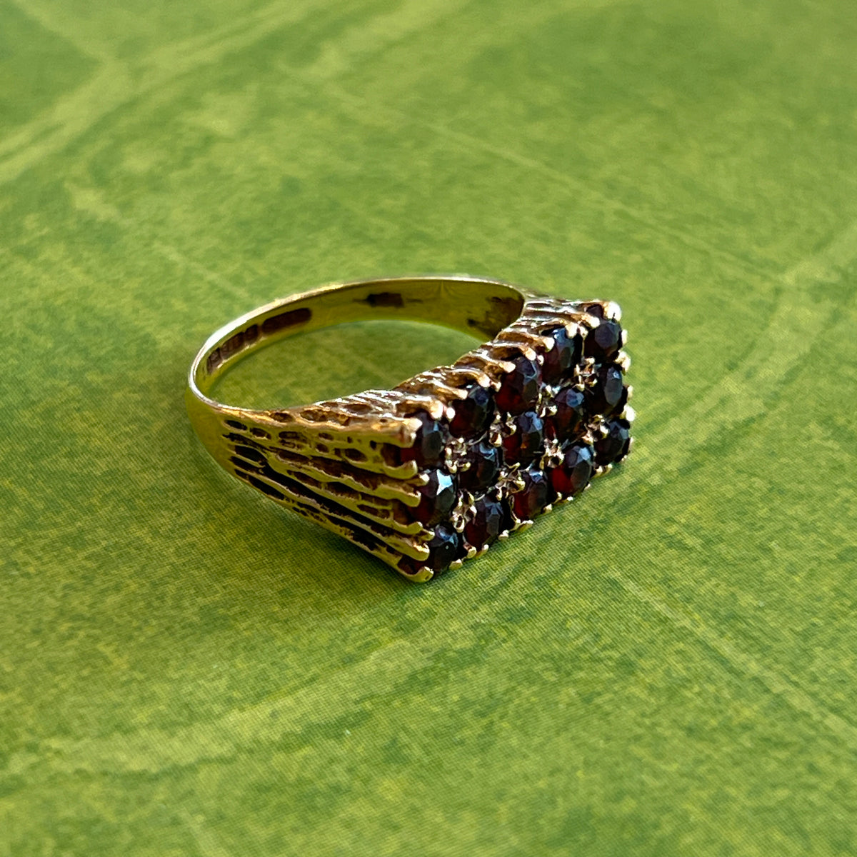 Vintage Brutalist 15 Garnet + 9ct. Yellow Gold Ring - Sz. 6.25