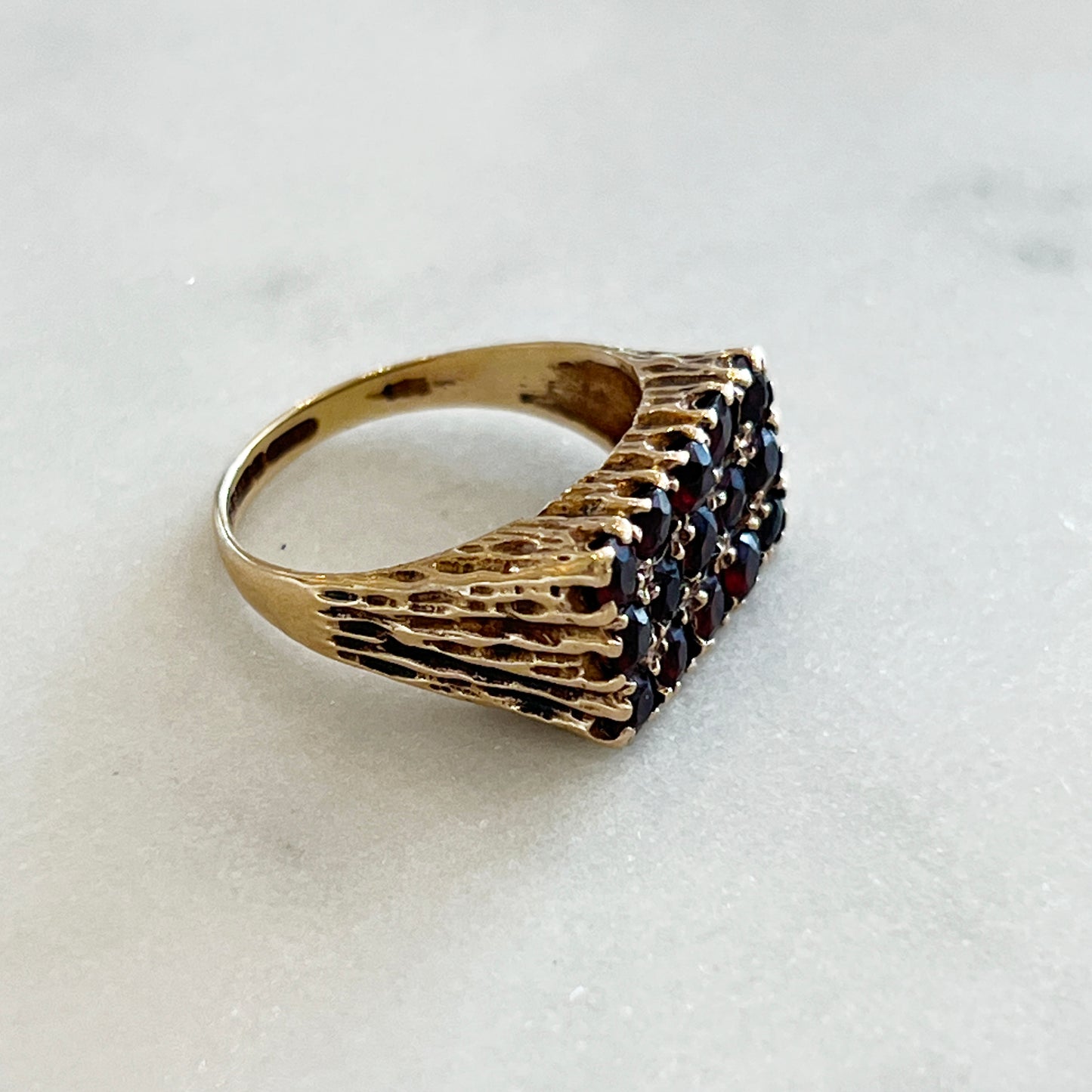 Vintage Brutalist 15 Garnet + 9ct. Yellow Gold Ring - Sz. 6.25