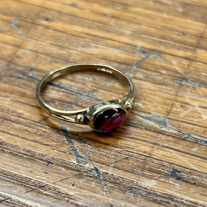 Vintage Cabochon Garnet + 9ct Yellow Gold Ring - Sz. 7.5