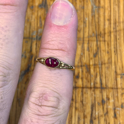 Vintage Cabochon Garnet + 9ct Yellow Gold Ring - Sz. 7.5