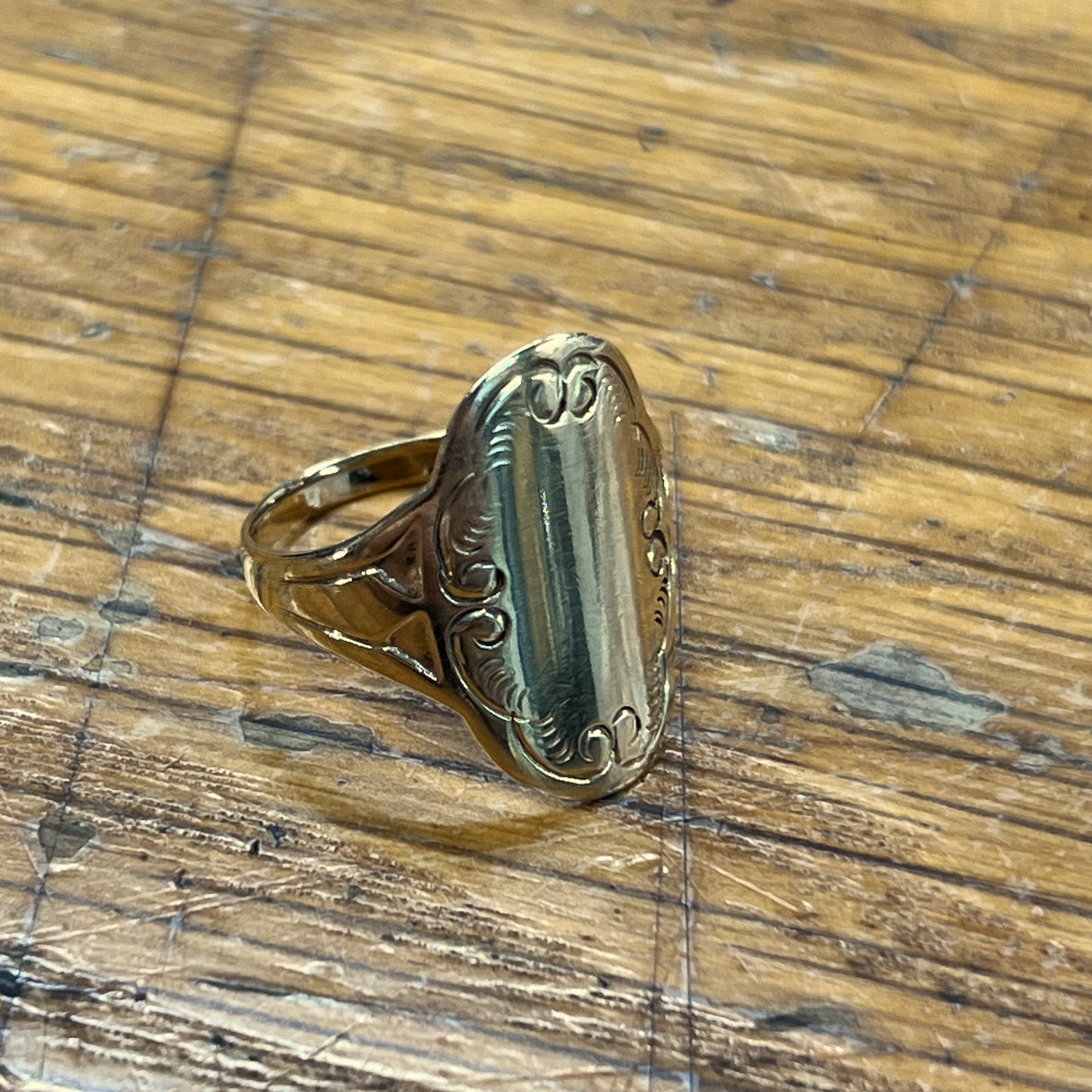 Vintage 9ct Yellow Gold Scroll Signet Ring - Sz. 7.5