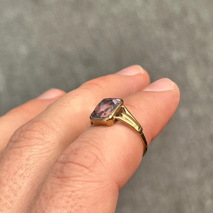 Vintage Art Deco Rose de France Amethyst + 9ct Yellow Gold Ring - Sz. 7