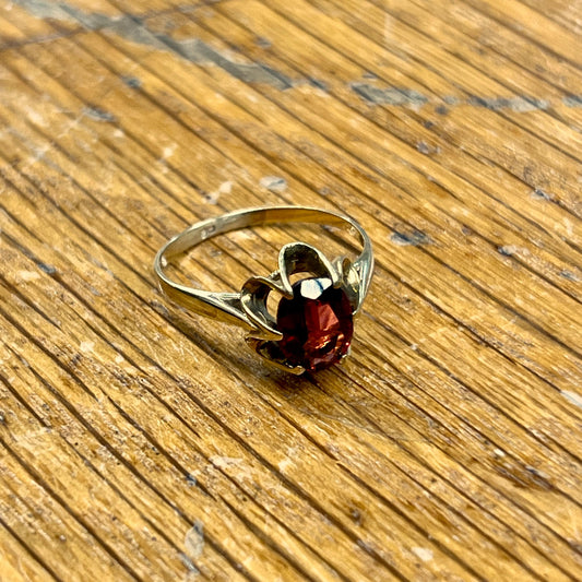 Vintage Garnet + 9ct Yellow Gold Buttercup Ring - Sz. 6.25