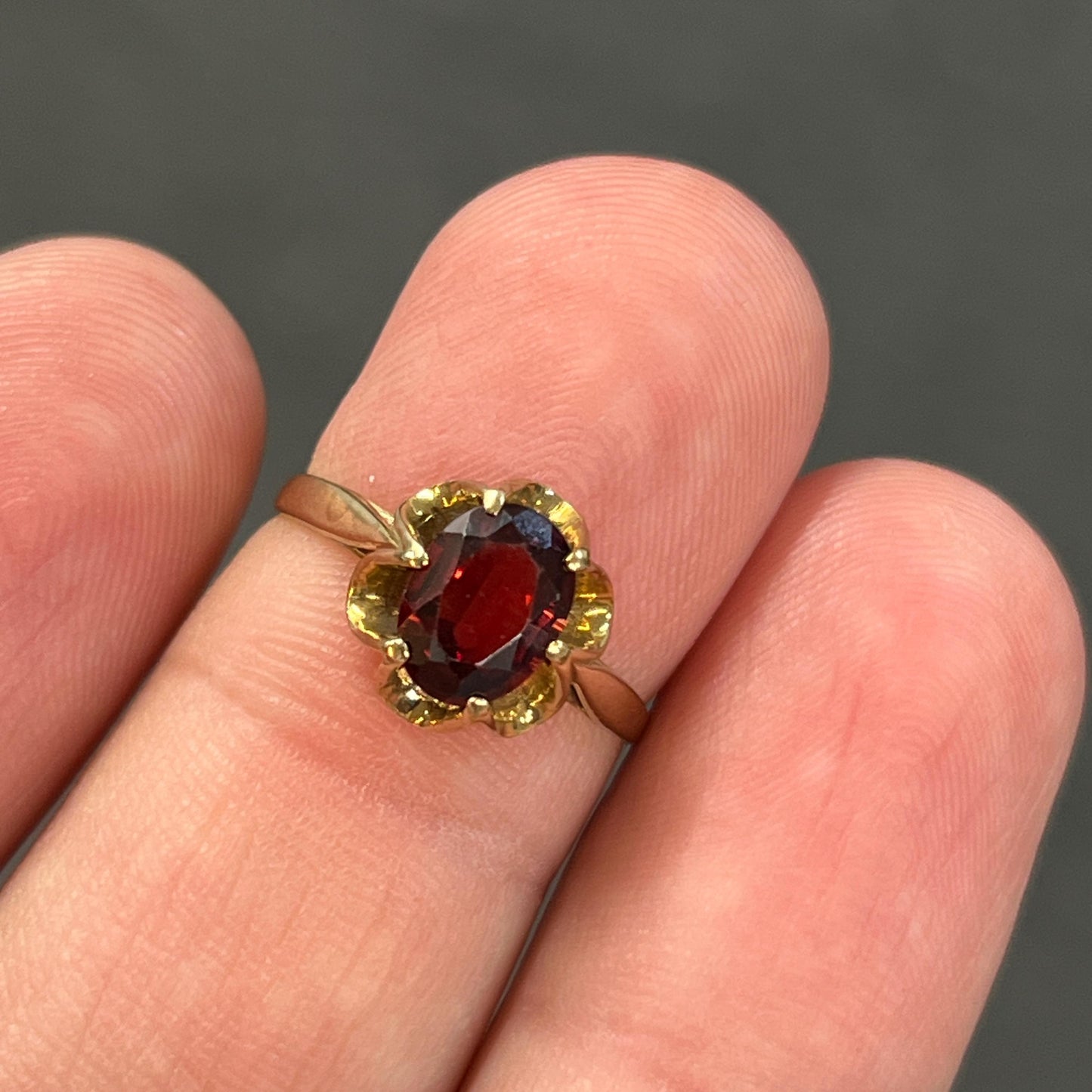 Vintage Garnet + 9ct Yellow Gold Buttercup Ring - Sz. 6.25