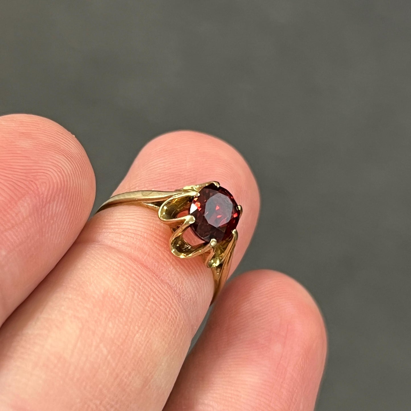 Vintage Garnet + 9ct Yellow Gold Buttercup Ring - Sz. 6.25