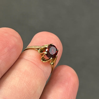 Vintage Garnet + 9ct Yellow Gold Buttercup Ring - Sz. 6.25