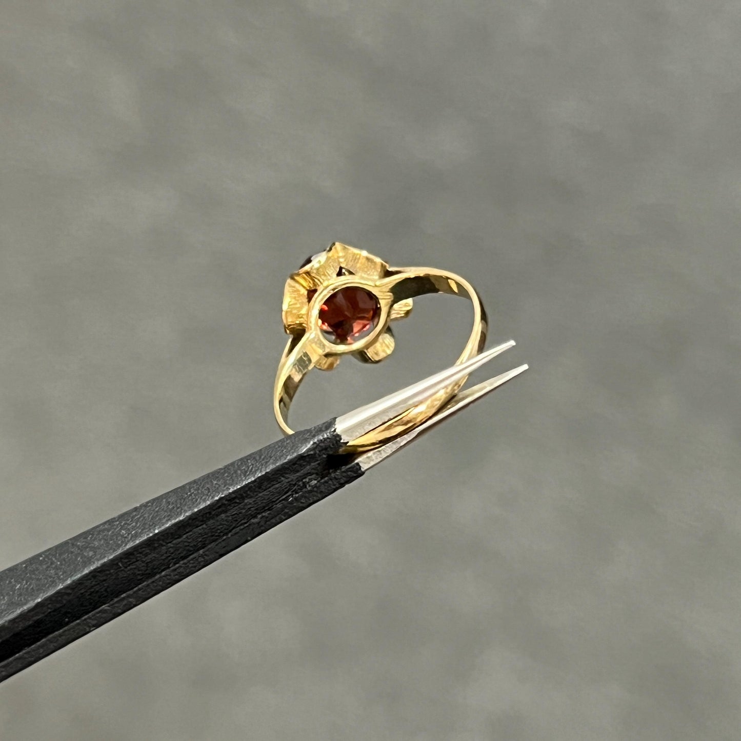Vintage Garnet + 9ct Yellow Gold Buttercup Ring - Sz. 6.25