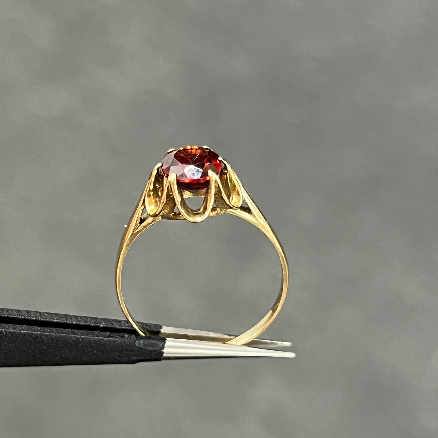 Vintage Garnet + 9ct Yellow Gold Buttercup Ring - Sz. 6.25