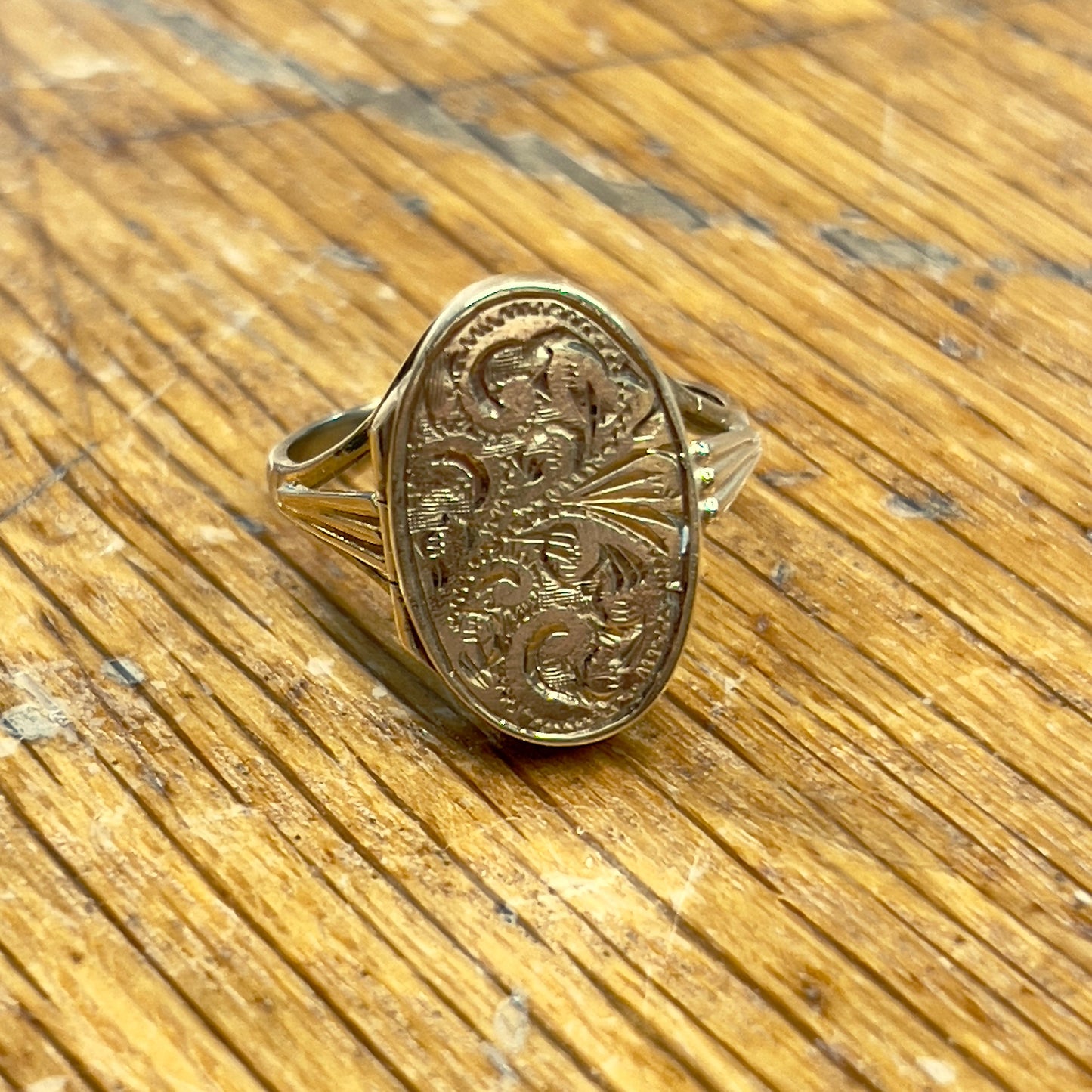 Vintage 9ct Yellow Gold Engraved Locket Ring - Sz. 8.75