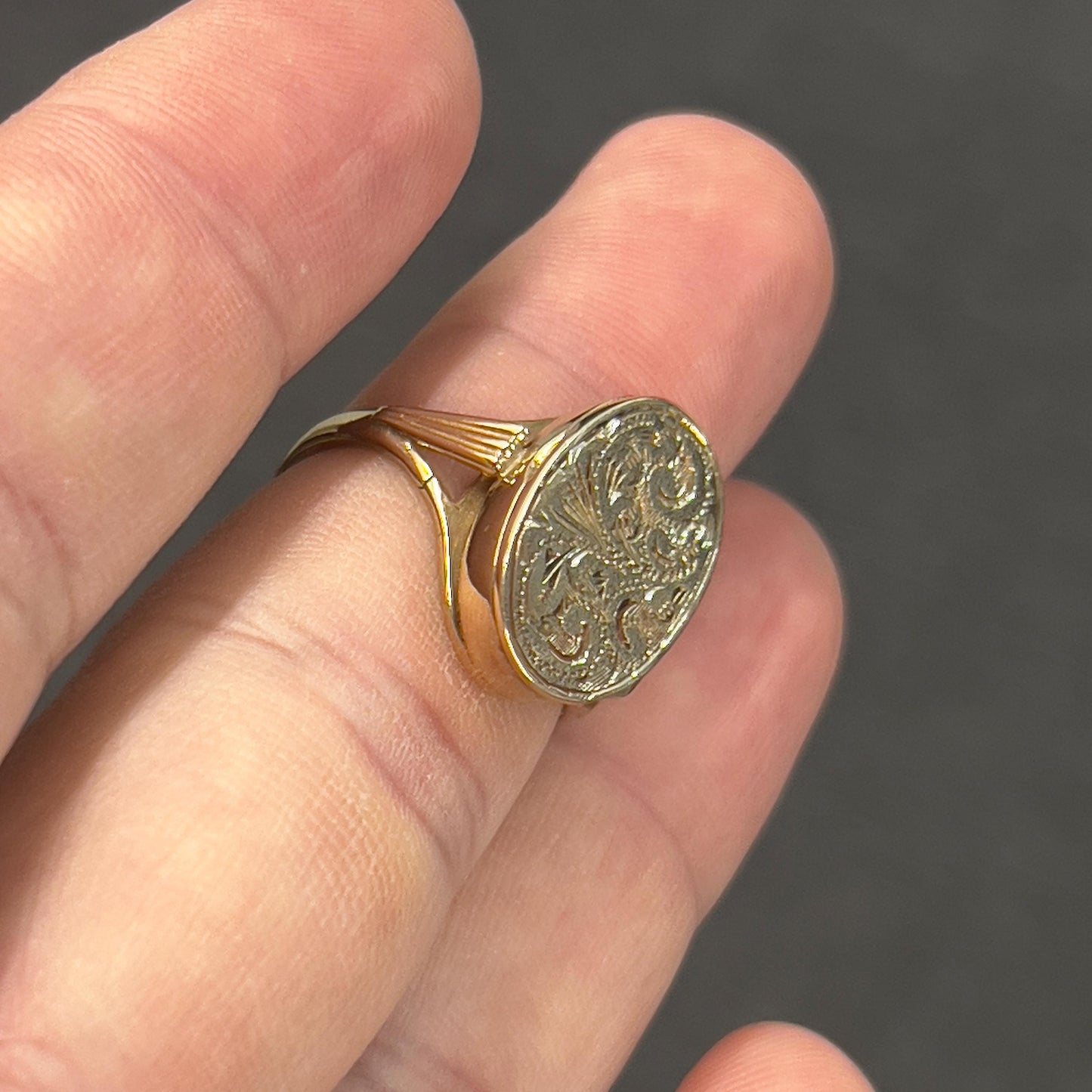 Vintage 9ct Yellow Gold Engraved Locket Ring - Sz. 8.75