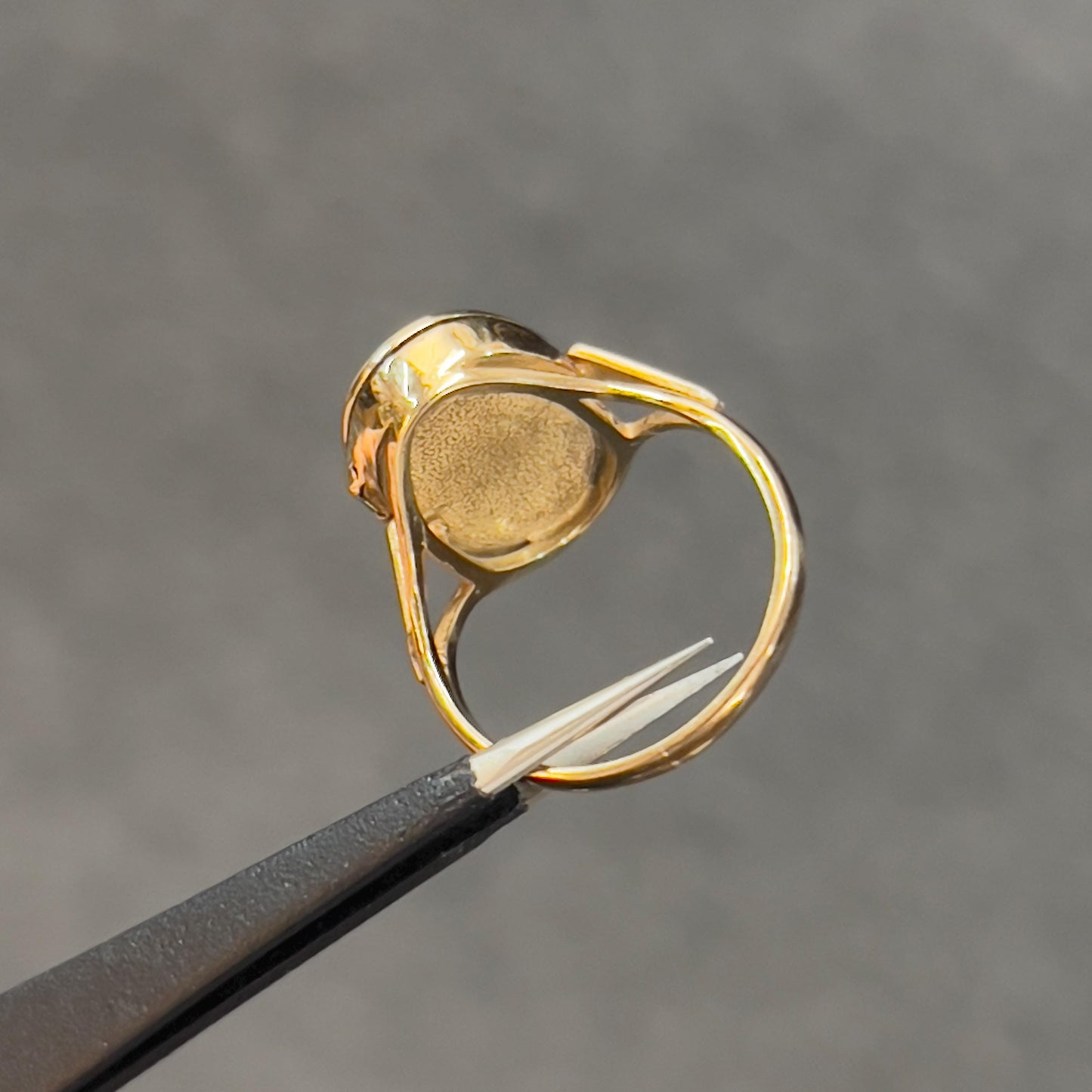 Vintage 9ct Yellow Gold Engraved Locket Ring - Sz. 8.75