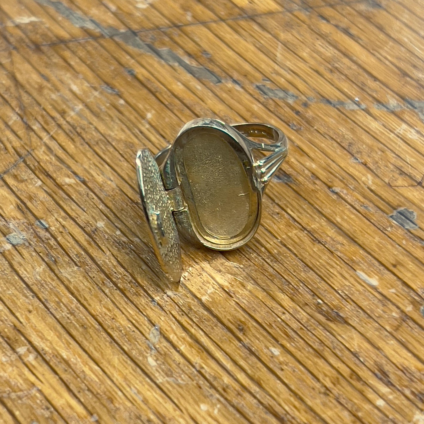 Vintage 9ct Yellow Gold Engraved Locket Ring - Sz. 8.75