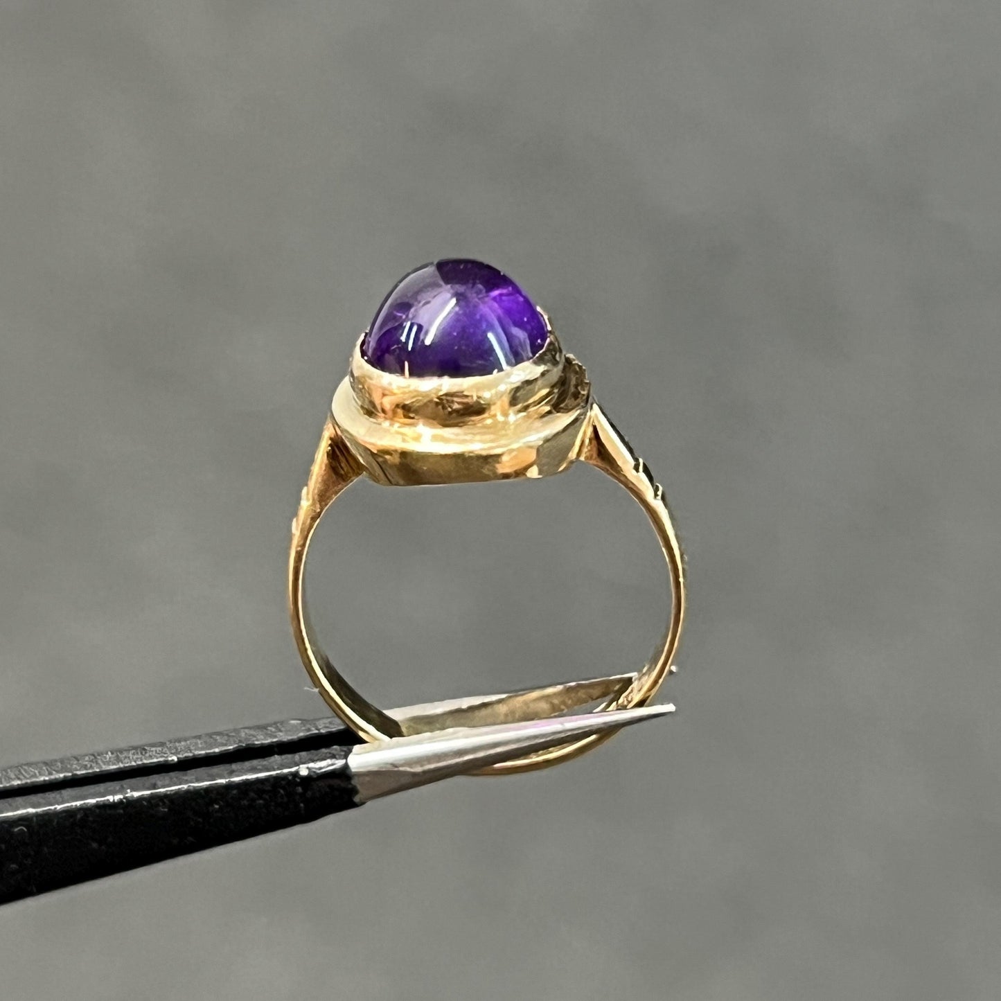 Vintage Amethyst + 9ct Yellow Gold Cabochon Ring - Sz. 4.75