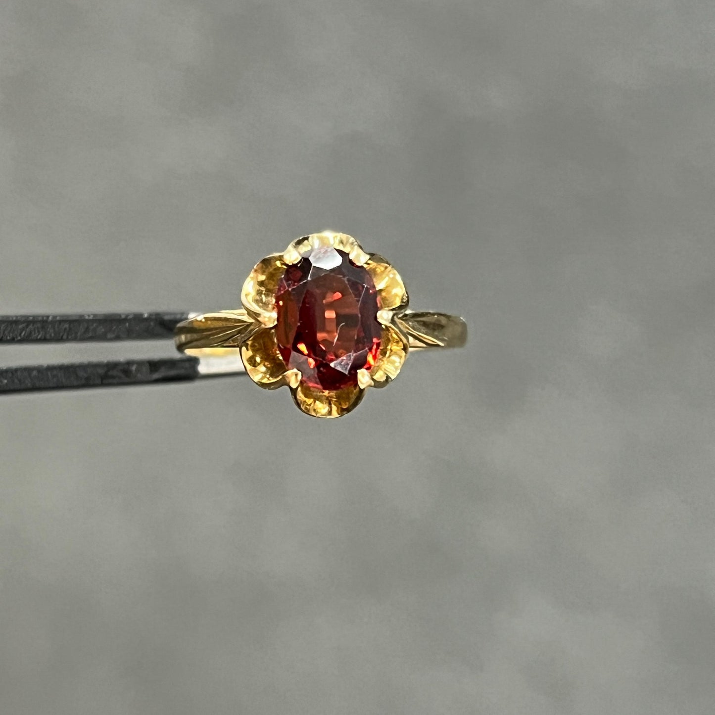 Vintage Garnet + 9ct Yellow Gold Buttercup Ring - Sz. 6.25