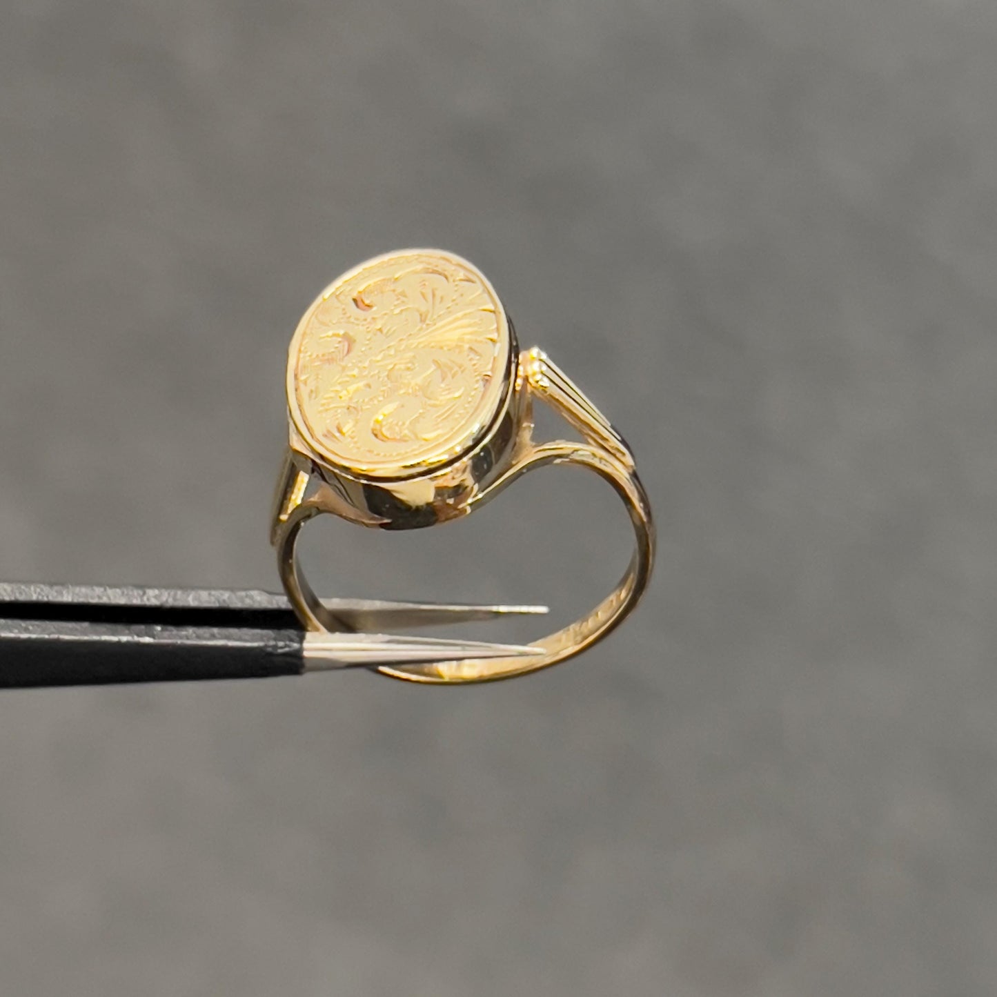 Vintage 9ct Yellow Gold Engraved Locket Ring - Sz. 8.75